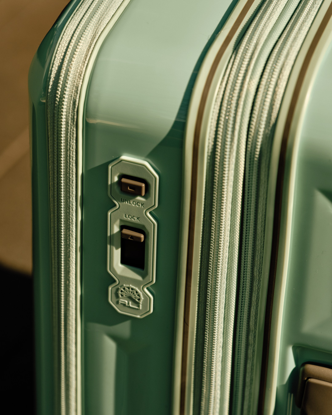 アジア・ラゲージの定番モデル『デカかるEdge』シリーズ | FEATURE