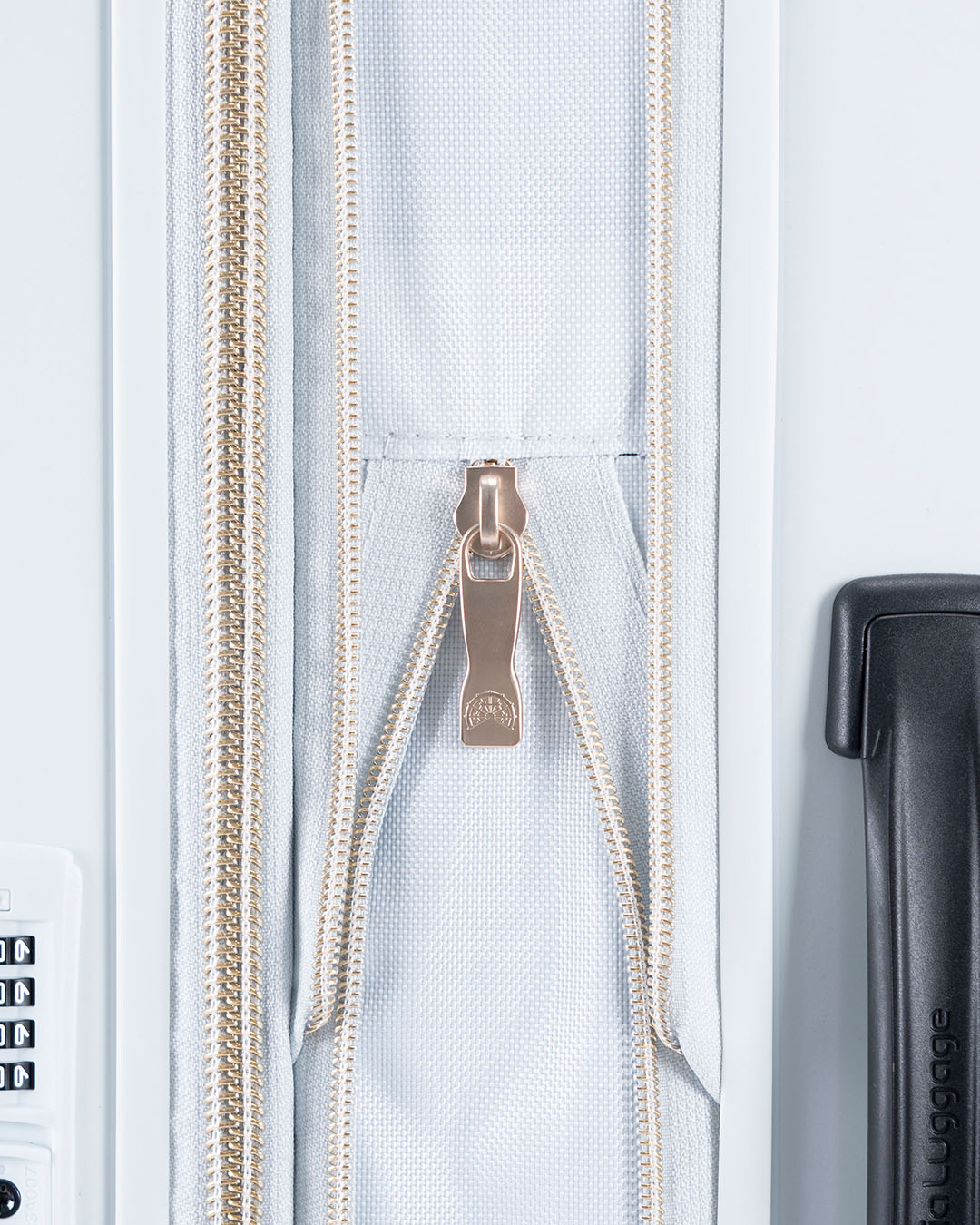【未使用】LEXUS ホワイト アタッシュケース　牛革 SEMI-GLOSSY LEATHER CARD CASE W/ METAL CLASP(FREE SIZE White): Y's